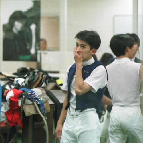98年6月、2番人気のキングヘイローで14着と惨敗し、検量室でぼうぜんとする福永騎手