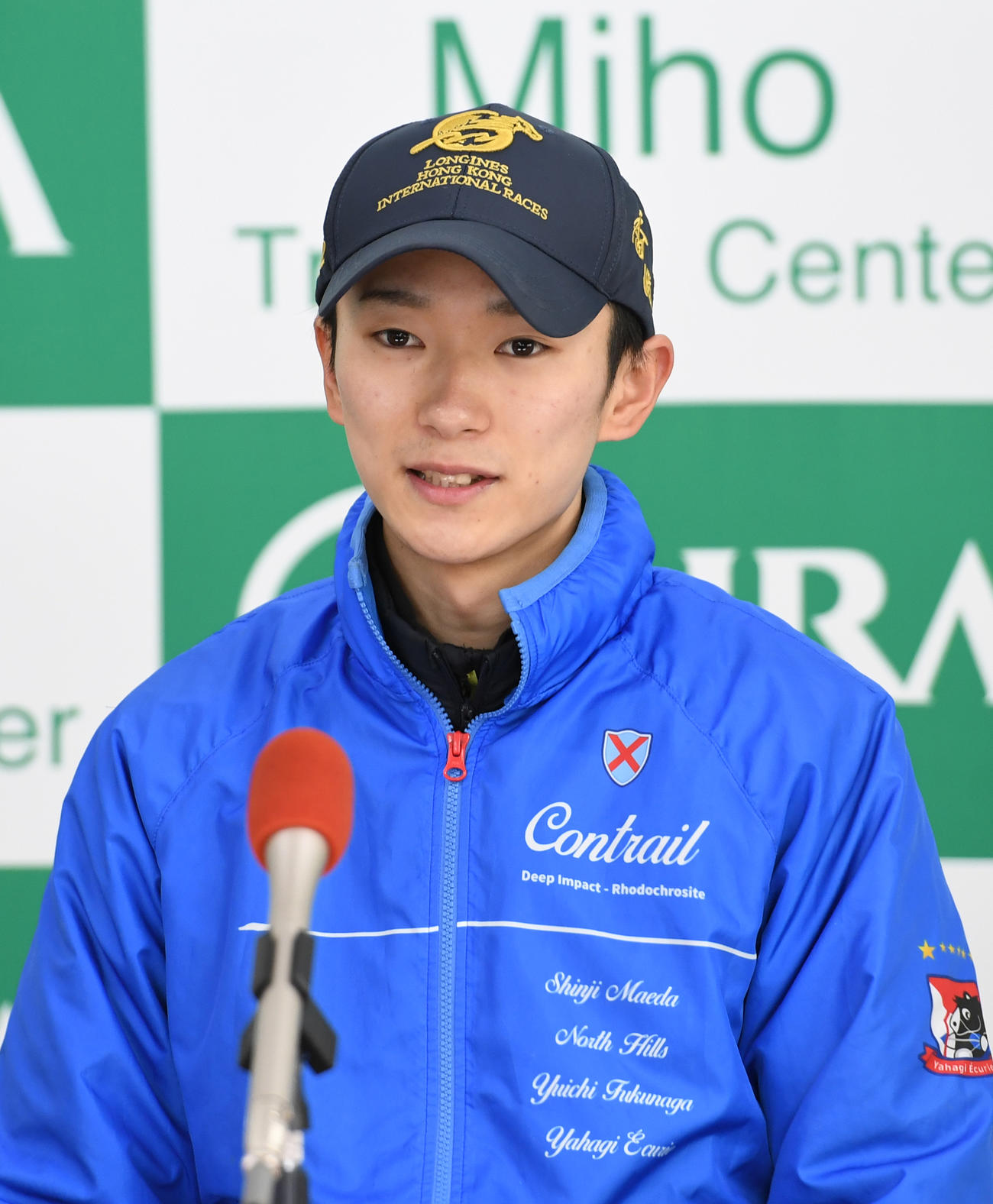 レモンポップの追い切りを終えて会見する坂井瑠星騎手（撮影・柴田隆二）