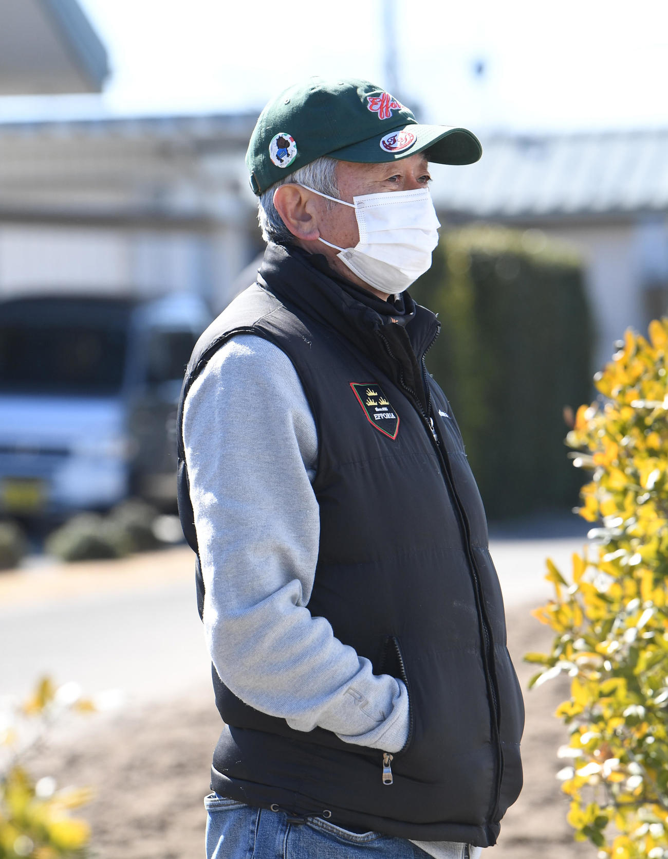 退厩するエフフォーリアを寂しそうに見送る鹿戸調教師（撮影・柴田隆二）