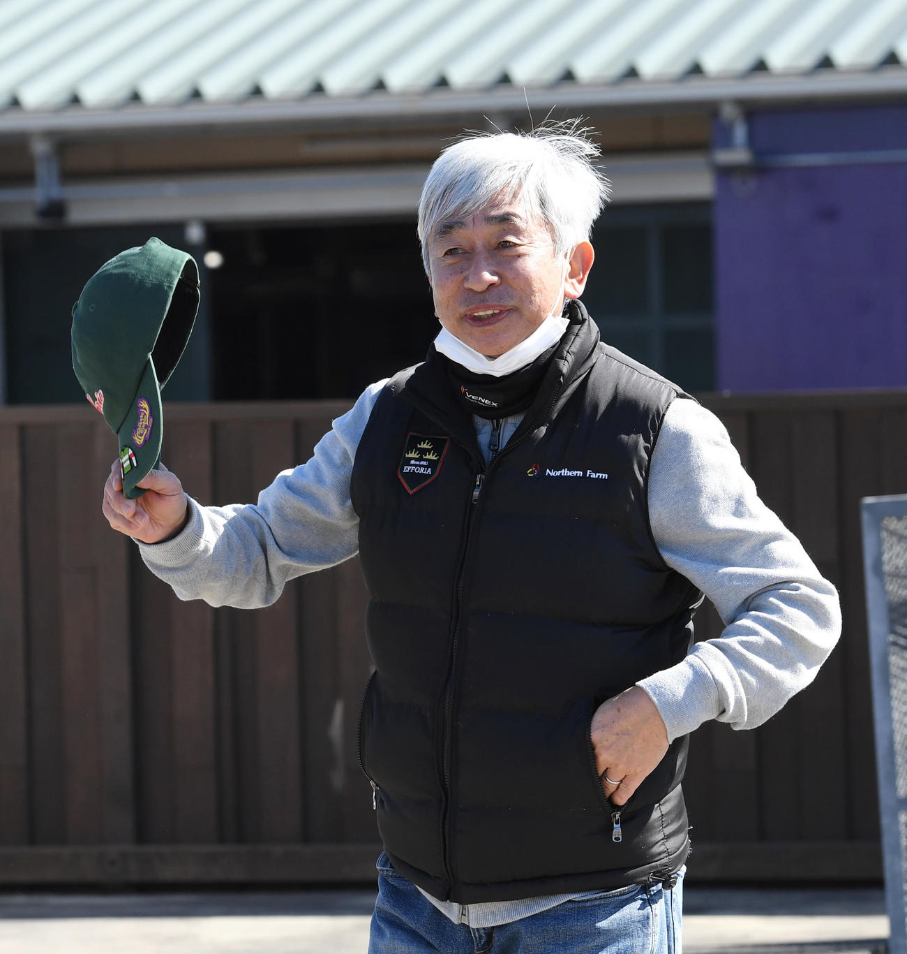 エフフォーリアの退厩に集まった関係者、報道陣にあいさついする鹿戸調教師（撮影・柴田隆二）