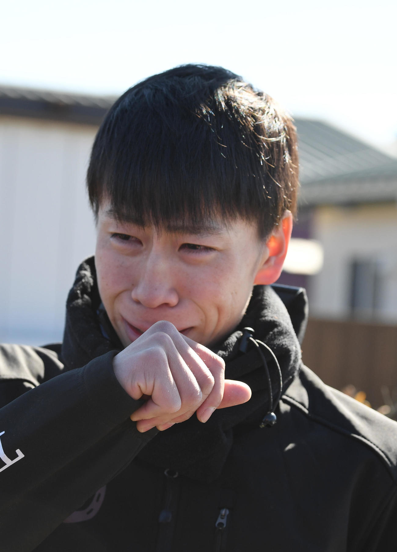 退厩したエフフォーリアについて涙で会見する横山武騎手（撮影・柴田隆二）