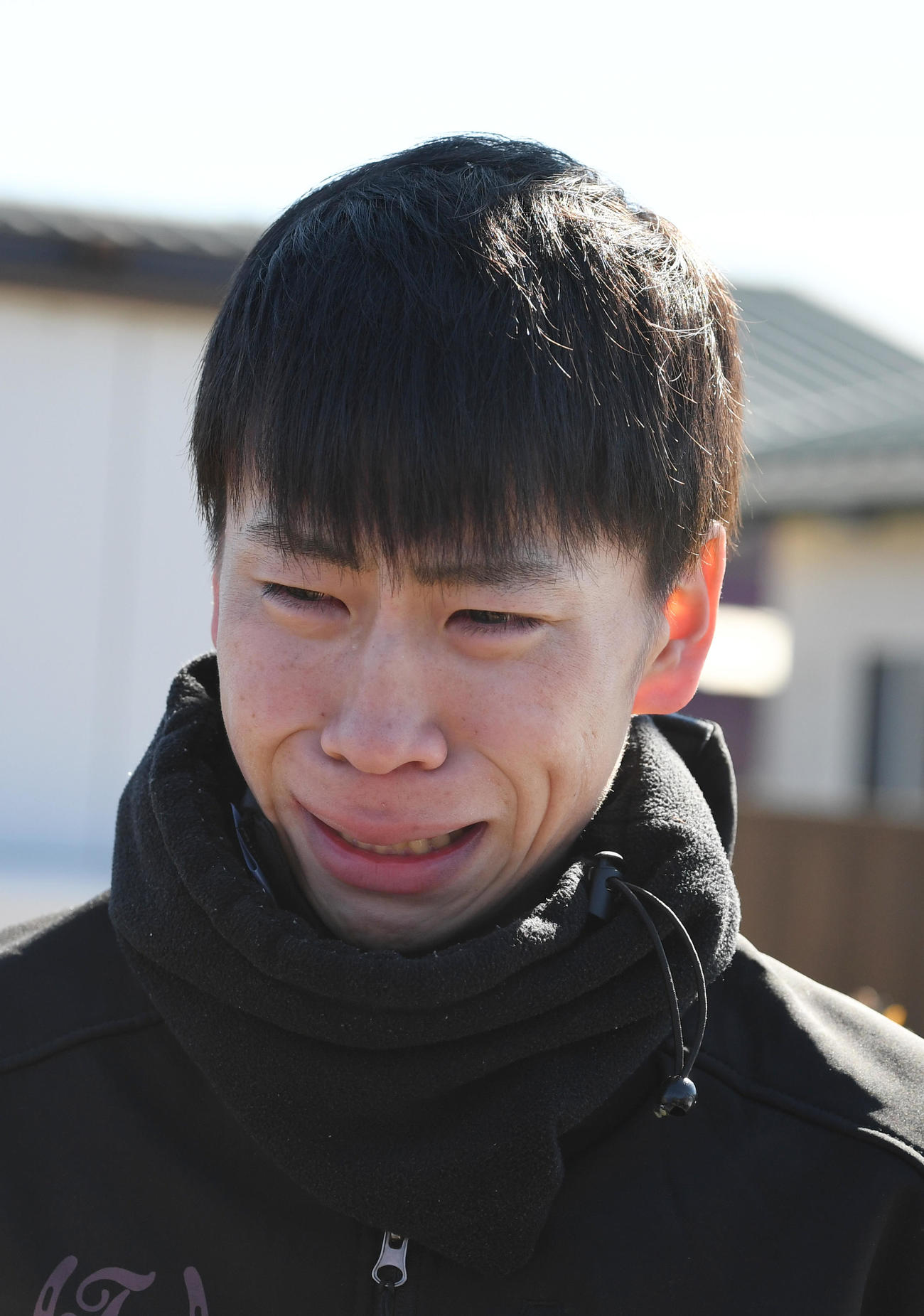 退厩したエフフォーリアについて涙で会見する横山武騎手（撮影・柴田隆二）