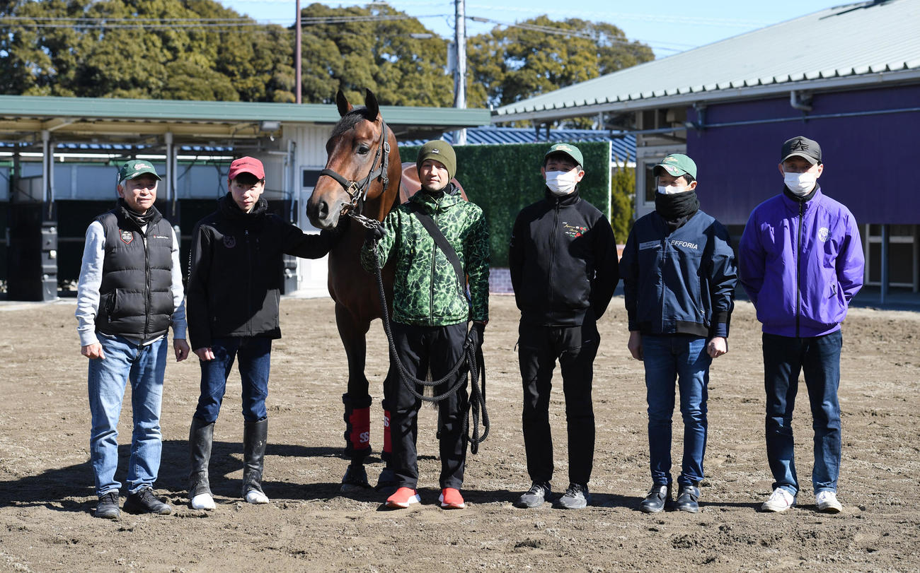 退厩するエフフォーリアは左から鹿戸調教師、横山武騎手、厩舎関係者と記念撮影に納まる（撮影・柴田隆二）
