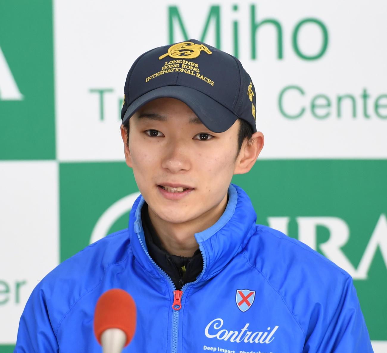 レモンポップの追い切りを終えて会見する坂井瑠星騎手（撮影・柴田隆二）