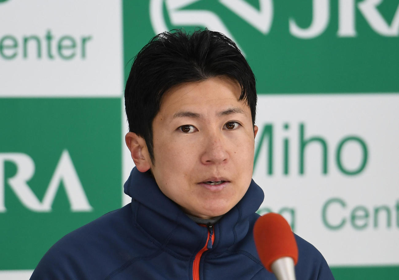 レモンポップの追い切りを終えて会見する田中博康調教師（撮影・柴田隆二）