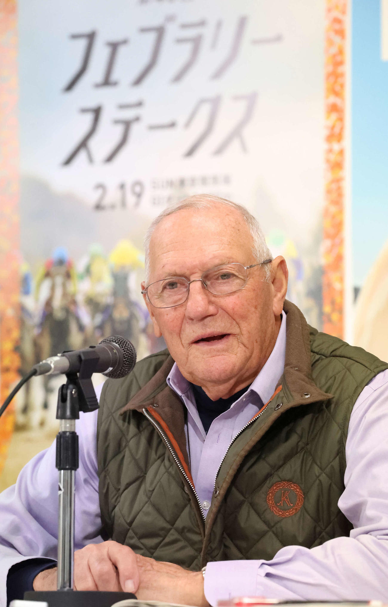 記者会見するアトフィールド調教師（撮影・丹羽敏通）
