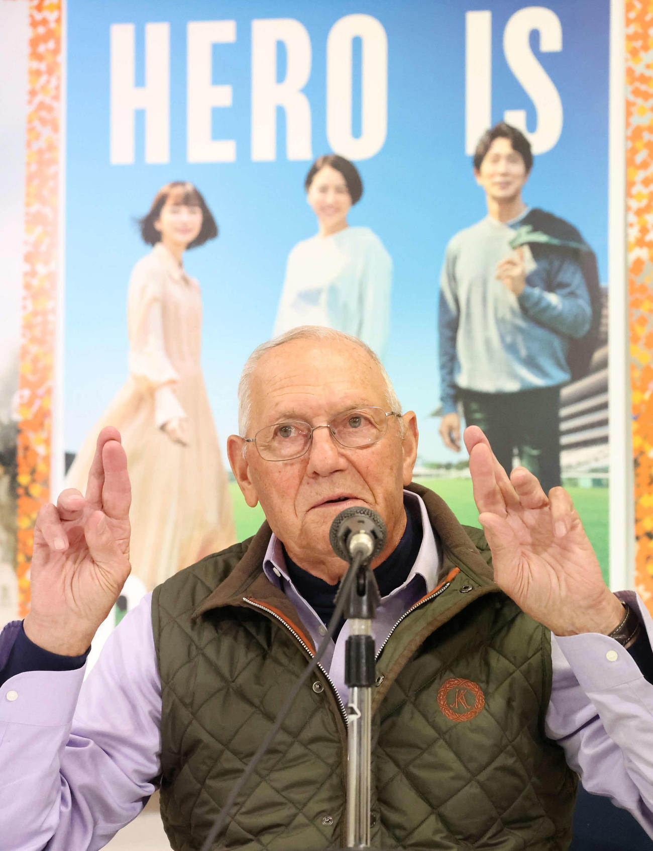 「うまくいくことを祈ってます」と、会見を締めたアトフィールド調教師（撮影・丹羽敏通）
