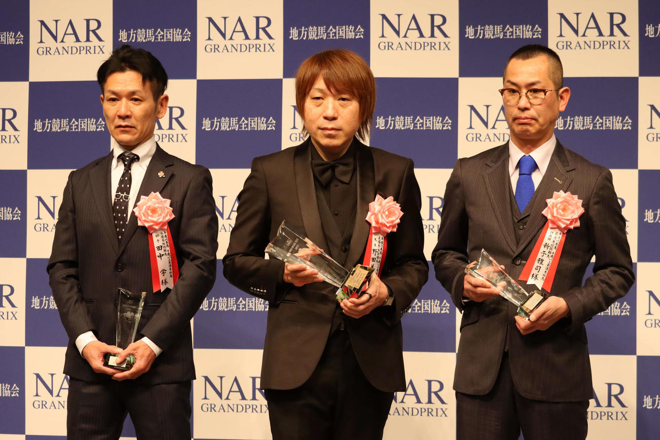 年度代表馬を受賞した兵庫のイグナイターの関係者。左から田中学騎手、野田善己オーナー、新子雅司調教師