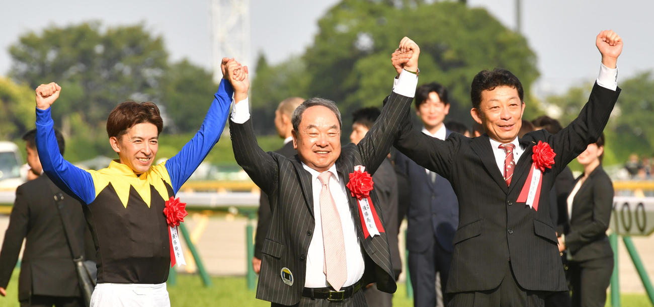 18年、ワグネリアンでダービーを制し喜ぶ、左から福永騎手、金子真人オーナー、友道師
