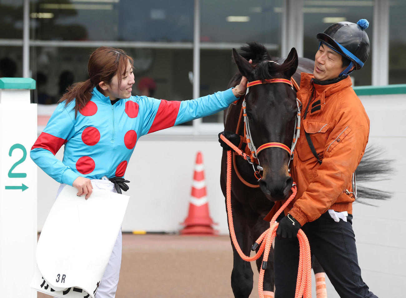 小倉3Rを勝利したカンフーダンスをねぎらう今村騎手（左）（撮影・白石智彦）