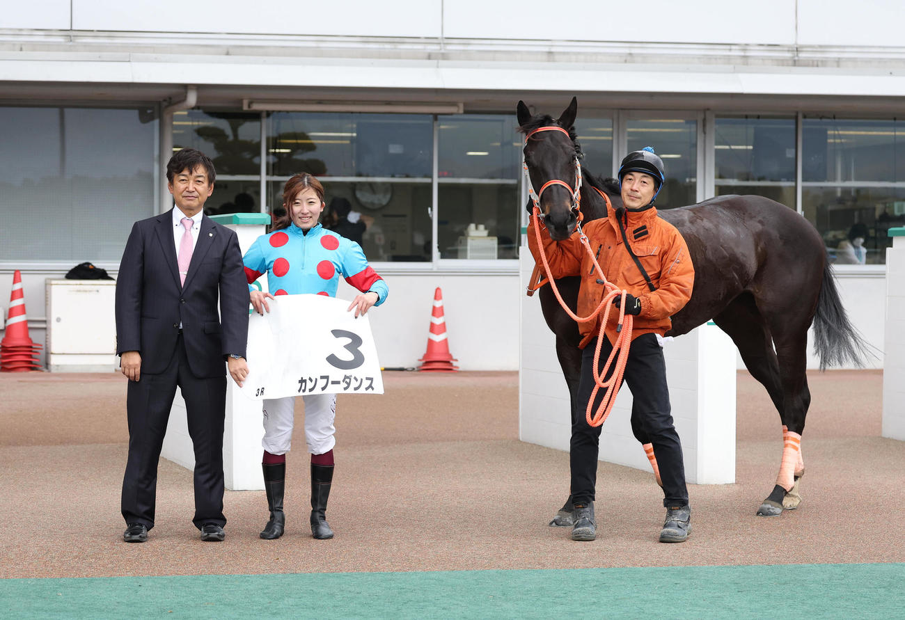 カンフーダンスで小倉3Rを勝利し、笑顔で口取りに並ぶ今村騎手（中央）（撮影・白石智彦）