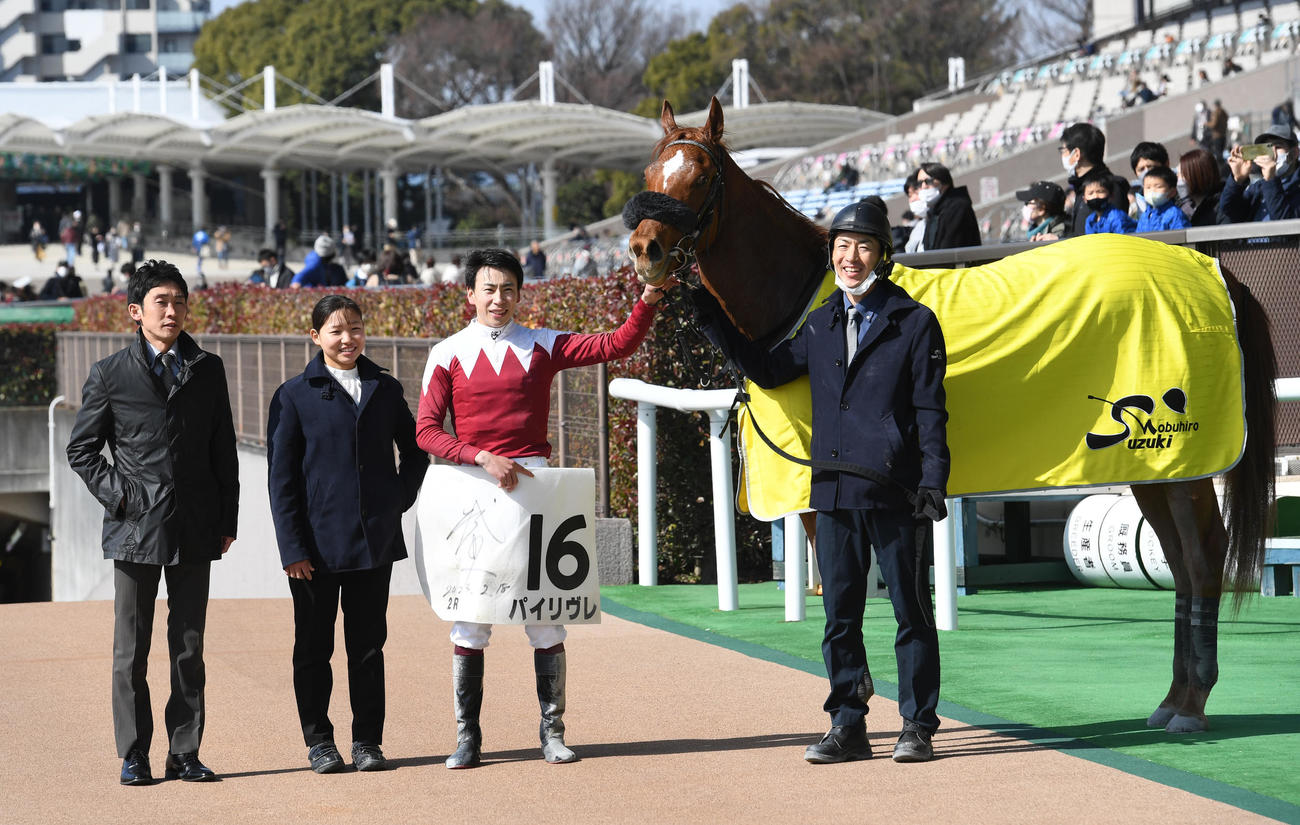 東京2R、新馬戦を制したパイリヴレ、左2人目から小林美駒騎手、横山武騎手（撮影・柴田隆二）