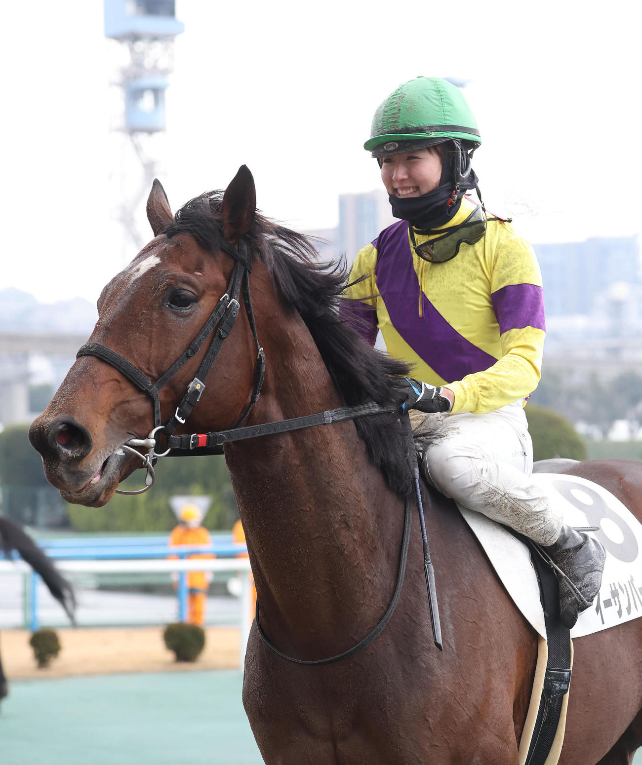 小倉7Rをイーサンバーニングで勝利し、笑顔で引き揚げる今村騎手（撮影・白石智彦）