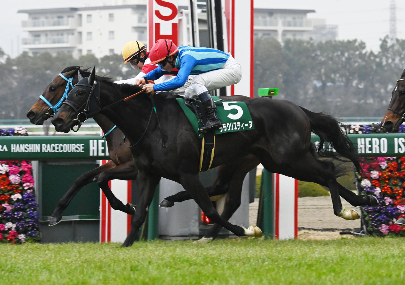 ゴール前、ハナ差で差し切り京都牝馬Sを制したララクリスティーヌ（撮影・和賀正仁）