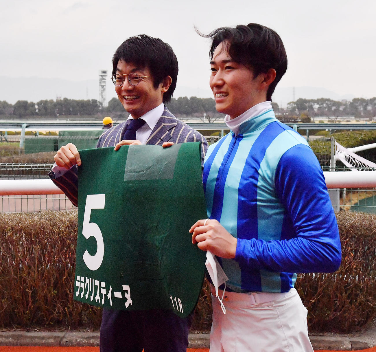 京都牝馬Sを制し馬主とともに笑顔を見せる菅原明良騎手（撮影・和賀正仁）