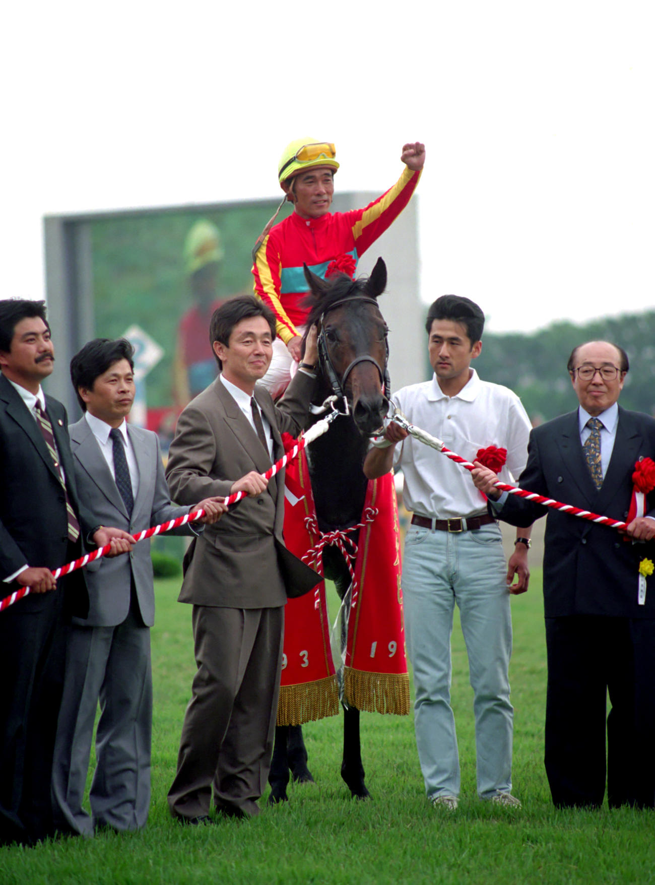 93年の日本ダービー　優勝したウイニングチケットと鞍上でガッツポーズする柴田政人騎手