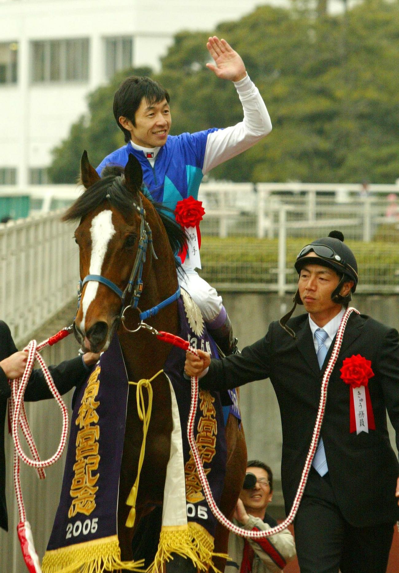 05年高松宮記念を制しアドマイヤマックスの鞍上で声援に笑顔で応える武豊騎手