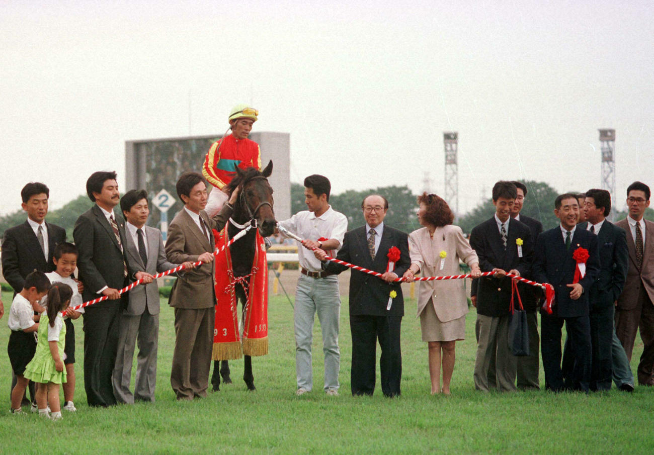 93年、ダービーを制したウイニングチケットと柴田政人騎手。右から2人目は伊藤雄二調教師