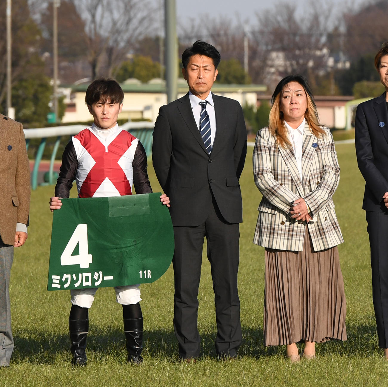 ダイヤモンドSを制したミクソロジーの西村淳騎手（左）とジャガー横田（右）（撮影・柴田隆二）