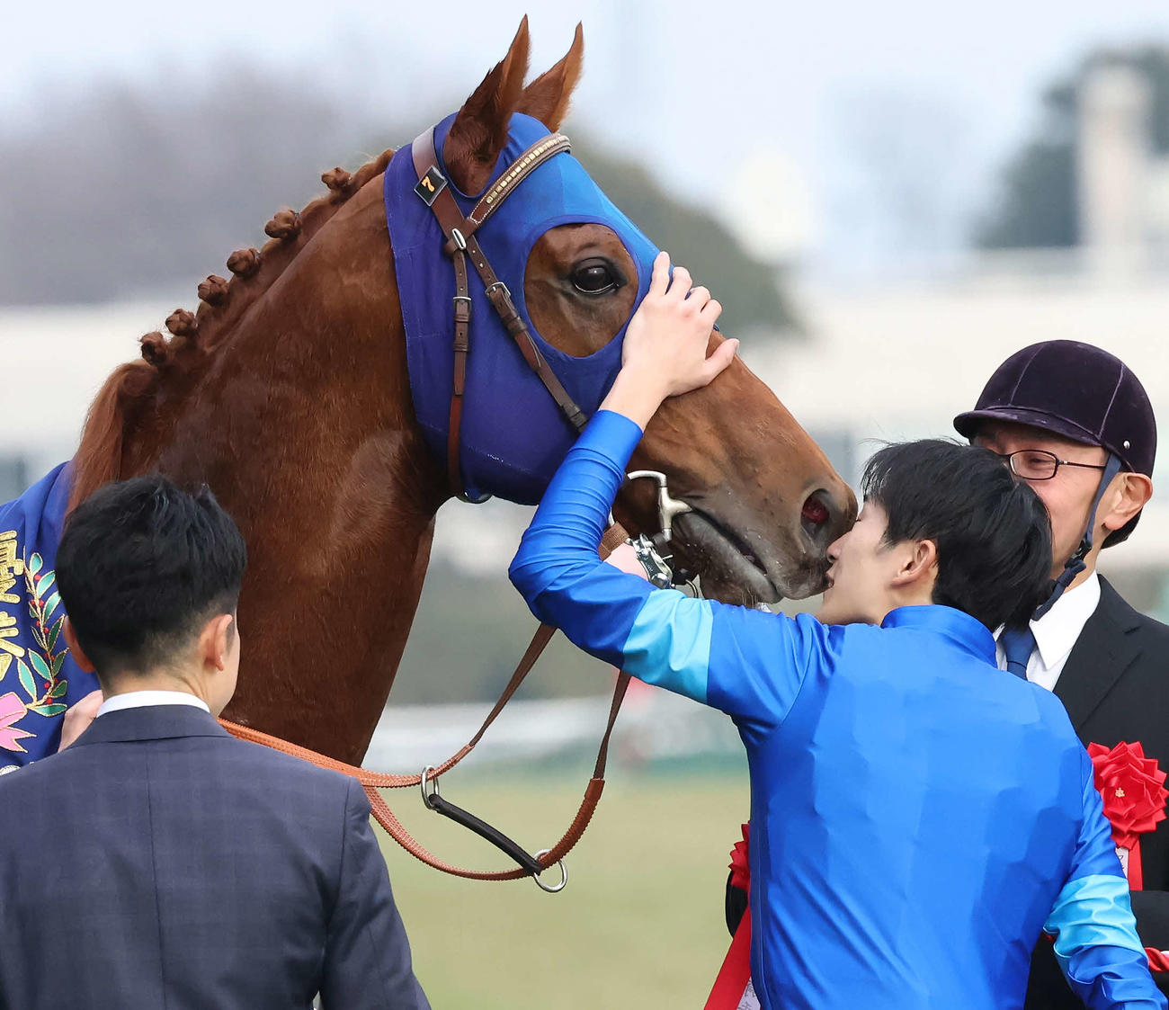 フェブラリーSを制したレモンポップと顔をくっつける坂井騎手（撮影・丹羽敏通）