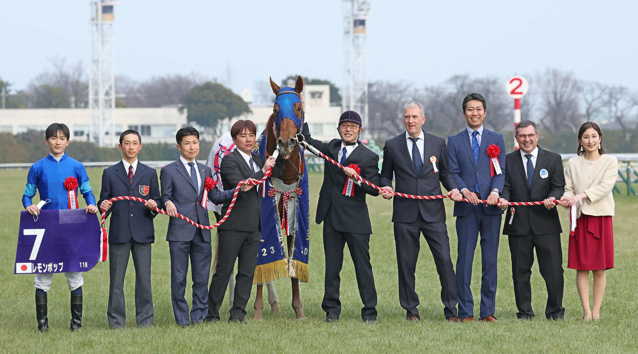 フェブラリーSを制したレモンポップの口取りをする坂井騎手（左端）と田中博師（同3人目）（撮影・丹羽敏通）