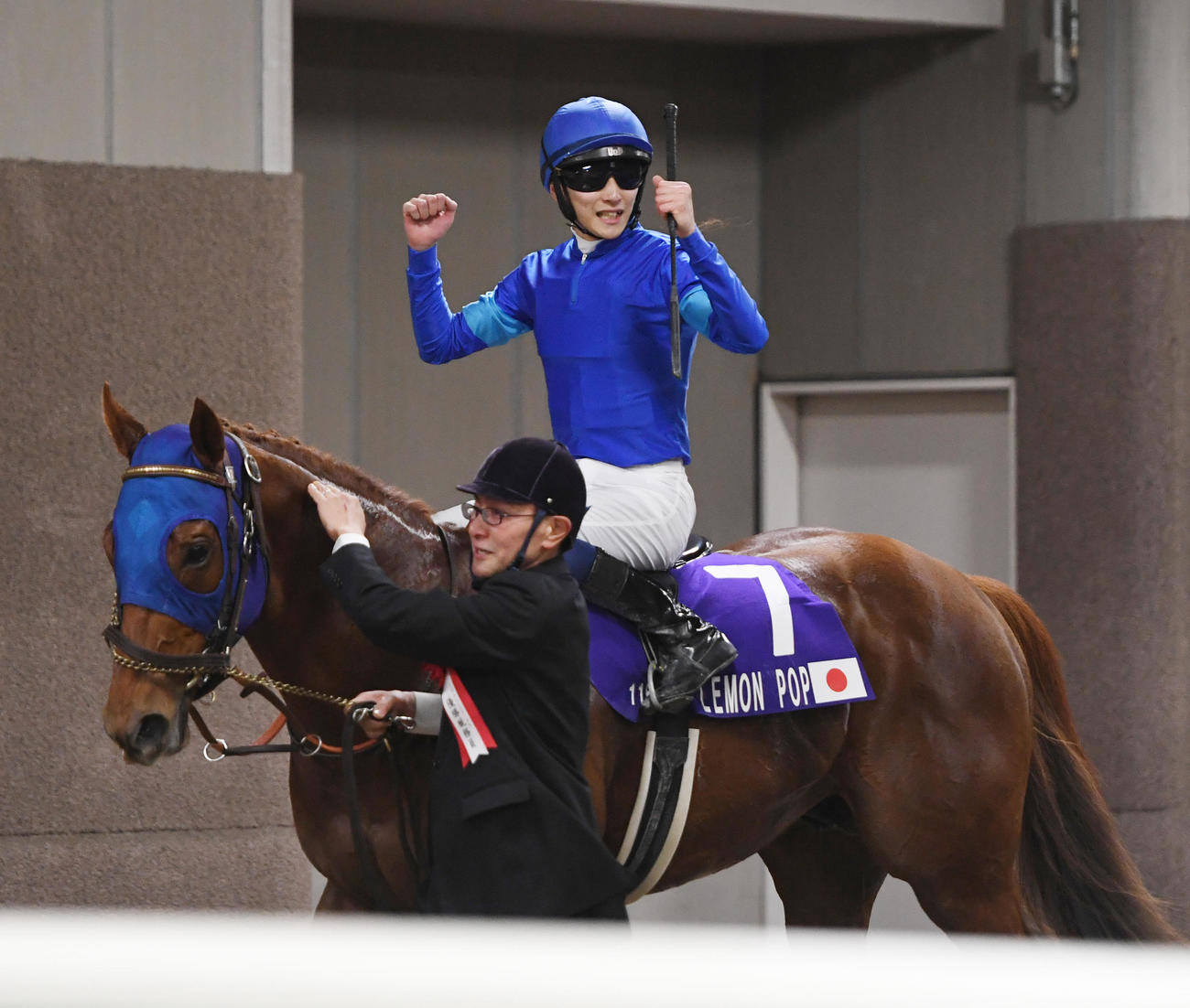 フェブラリーSを制したレモンポップの坂井騎手はガッツポーズする（撮影・柴田隆二）