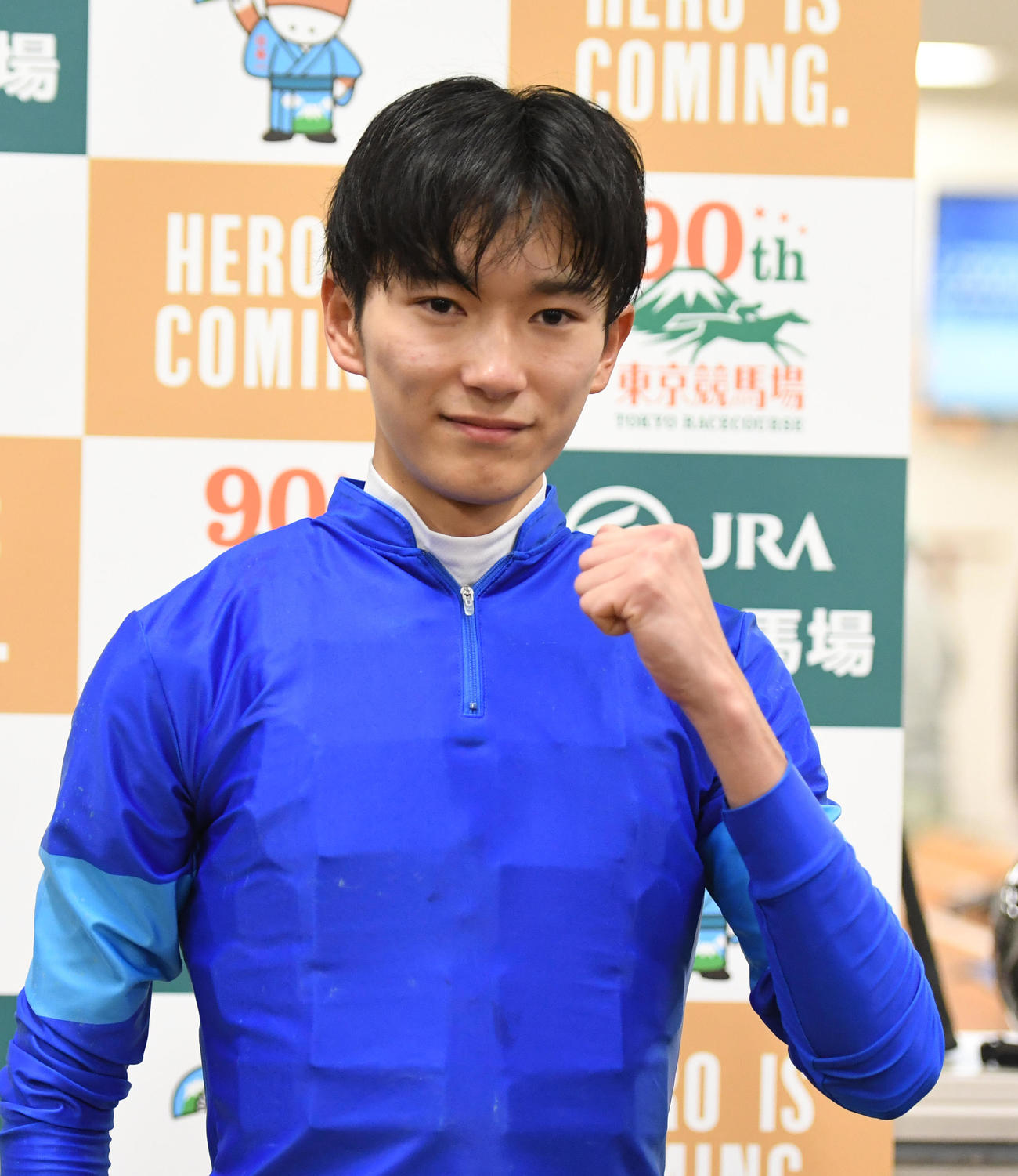 フェブラリーSを制したレモンポップの坂井騎手はガッツポーズする（撮影・柴田隆二）
