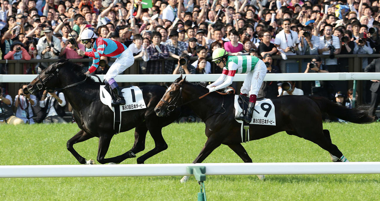 13年5月、ダービーをキズナで制しガッツポーズの武豊騎手（左）。右は2着エピファネイアと福永騎手