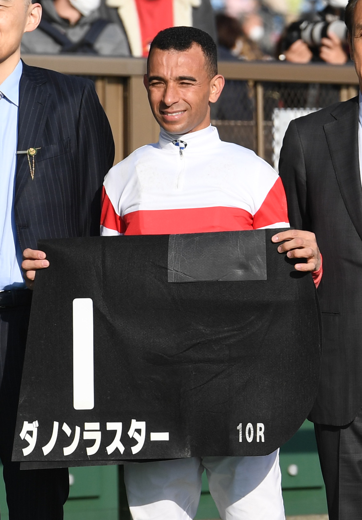 東京10R、金蹄Sを制したダノンラスターのモレイラ騎手（撮影・柴田隆二）