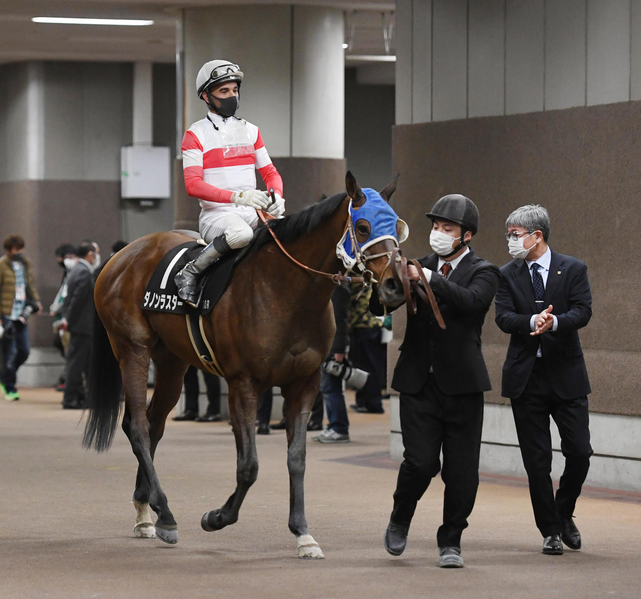 東京10R、金蹄Sを制したダノンラスターとモレイラ騎手。右は堀師（撮影・柴田隆二）