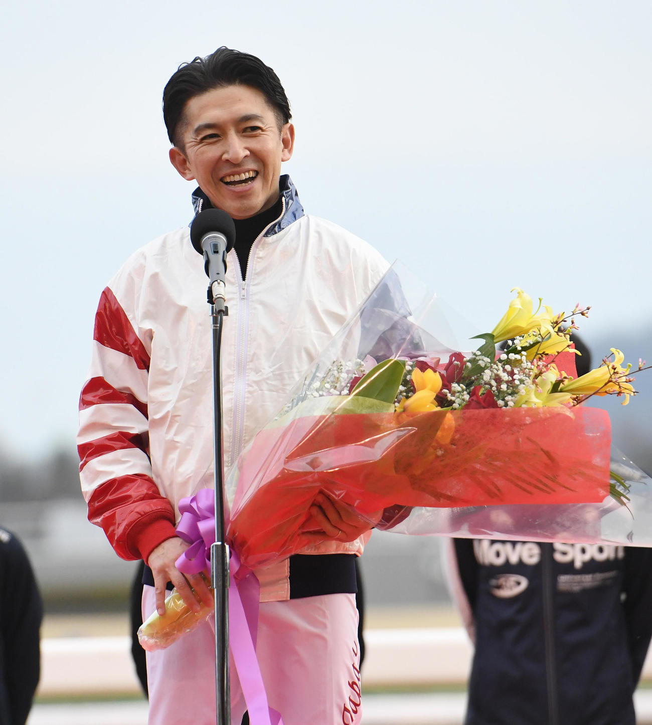 JRA最終騎乗後インタビューで、あいさつする福永騎手（撮影・柴田隆二）