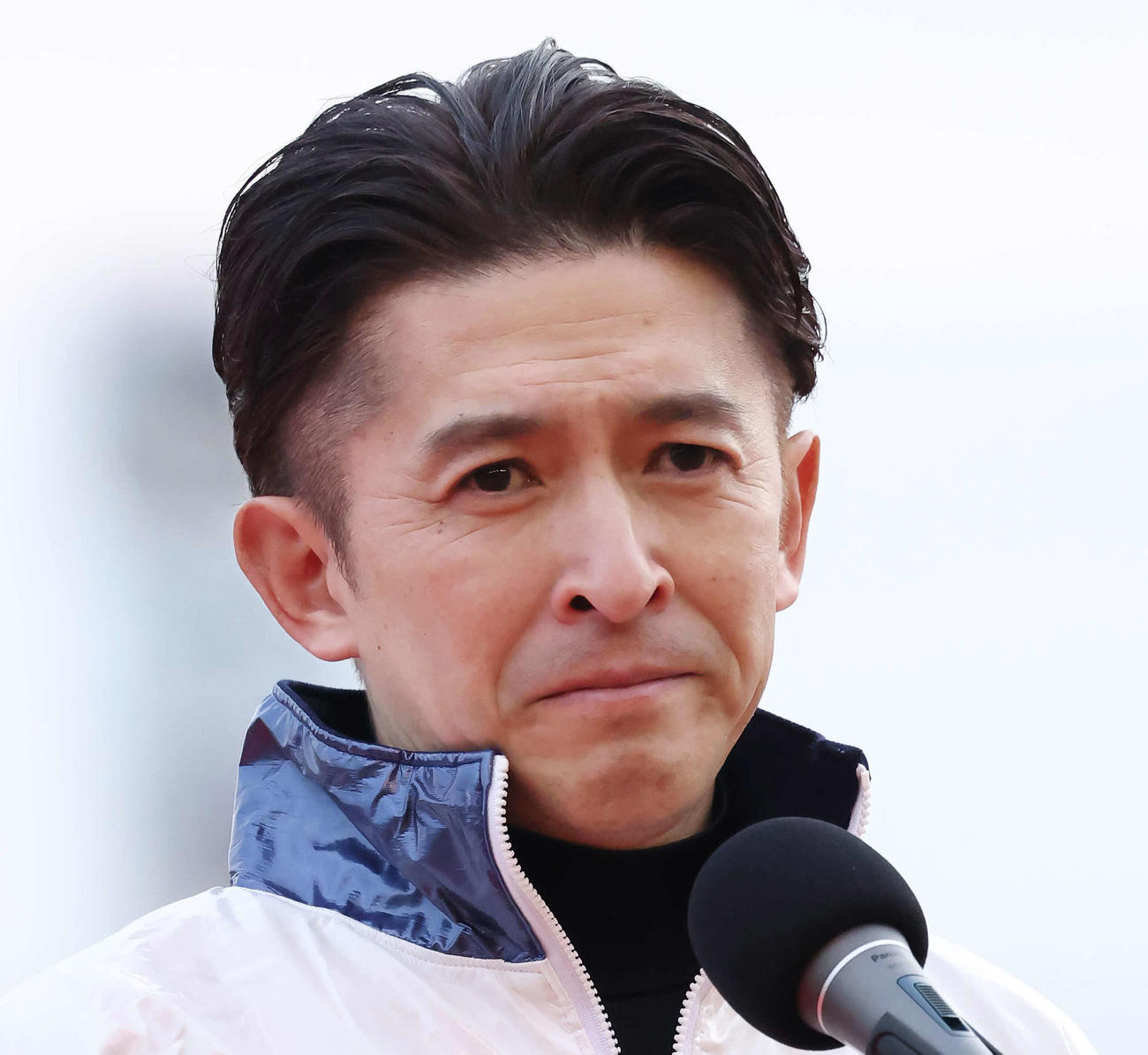 インタビューで感極まり言葉をつまらせる福永騎手（撮影・丹羽敏通）