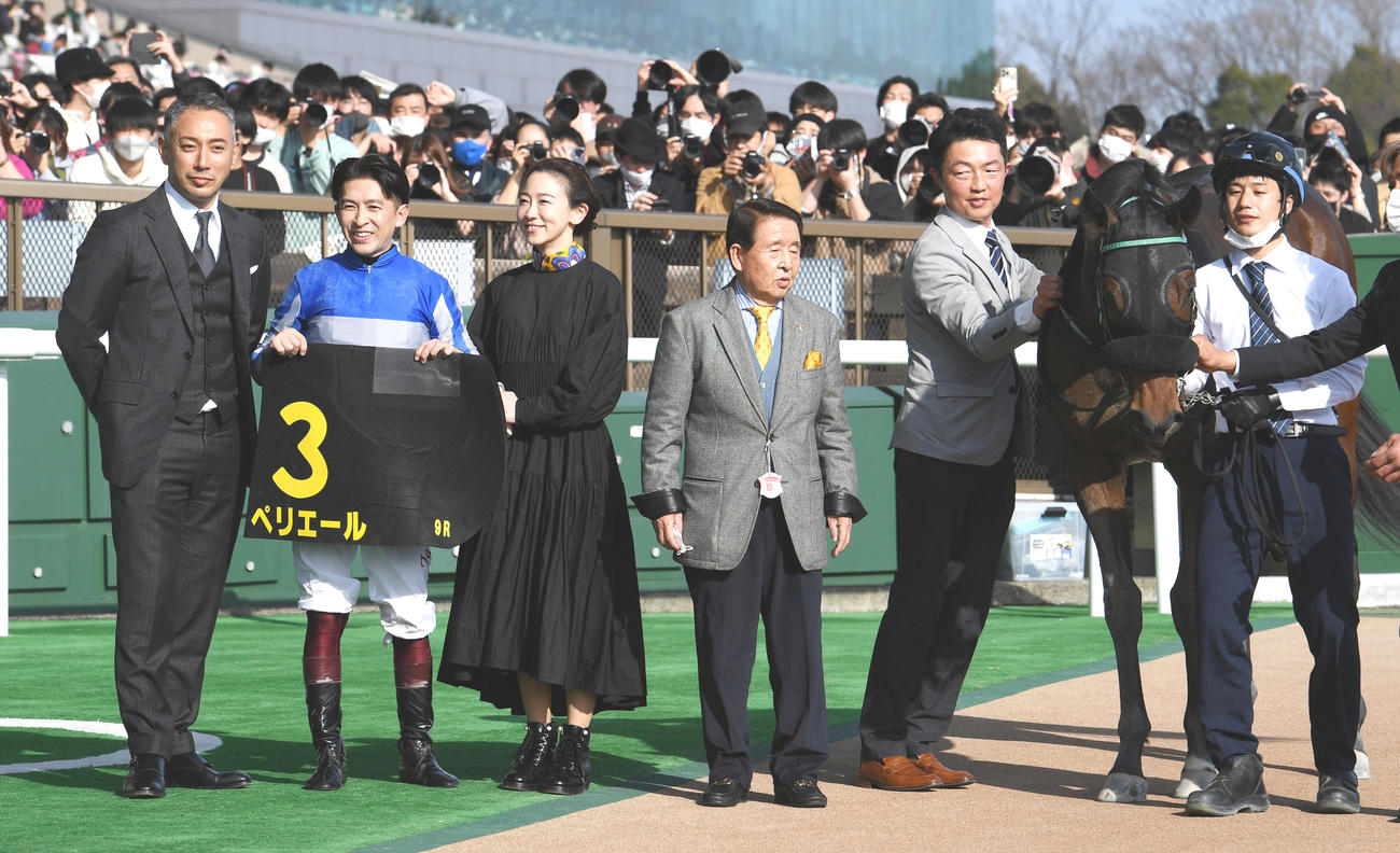 東京9RヒヤシンスSを制したペリエールと、左から市川團十郎、福永騎手、翠夫人、師匠の北橋修二元調教師、黒岩調教師（撮影・柴田隆二）