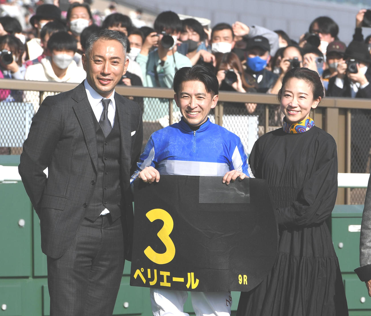 東京9RヒヤシンスSを制したペリエールの福永祐一騎手（中央）と、翠夫人（右）、市川團十郎（撮影・柴田隆二）