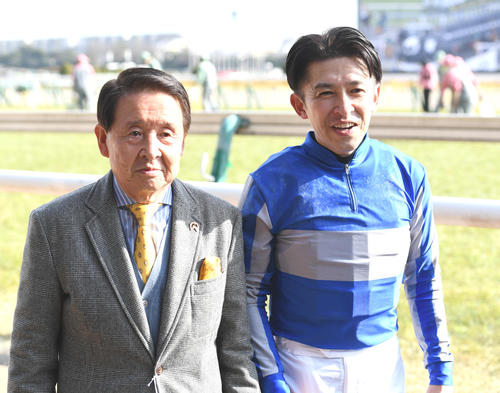東京9RヒヤシンスSを制したペリエールの福永騎手（右）と師匠の北橋修二元調教師（撮影・柴田隆二）