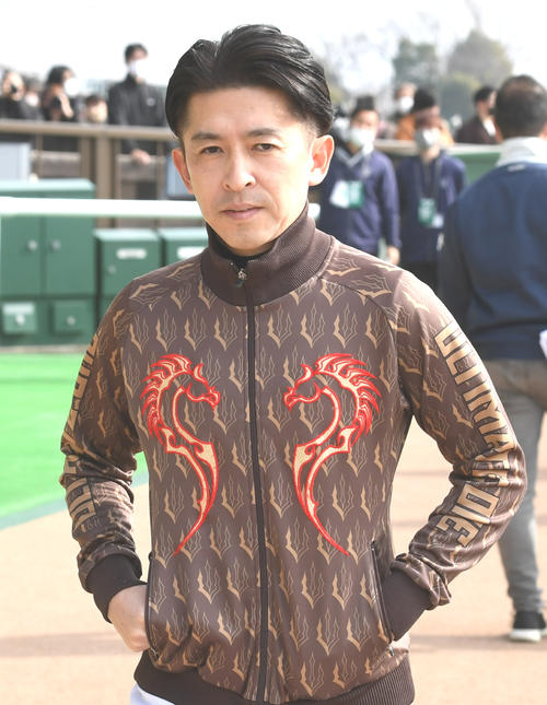 東京競馬場の芝をチェックした福永騎手（撮影・柴田隆二）