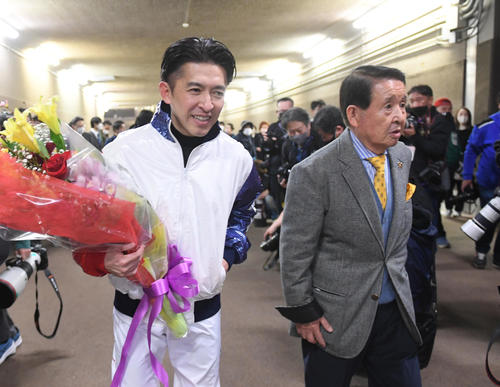 JRA最終騎乗後インタビューの後、福永騎手（左）は師匠の北橋元調教師と引き揚げる（撮影・柴田隆二）