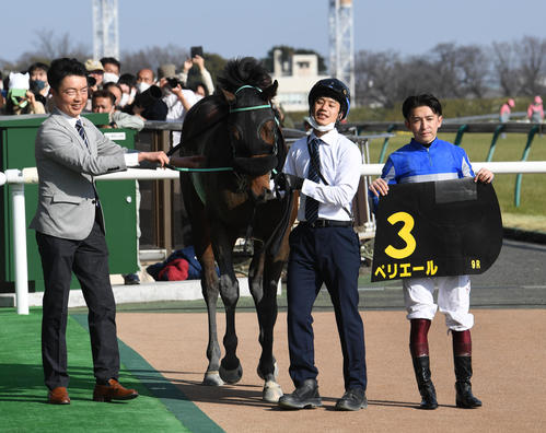 東京9RヒヤシンスSを制したペリエールと福永騎手（右）、黒岩調教師（左）（撮影・柴田隆二）