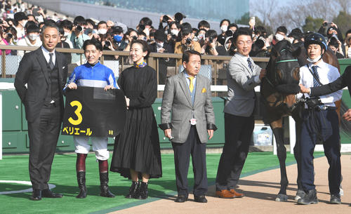 東京9RヒヤシンスSを制したペリエールと、左から市川團十郎、福永騎手、翠夫人、師匠の北橋修二元調教師、黒岩調教師（撮影・柴田隆二）