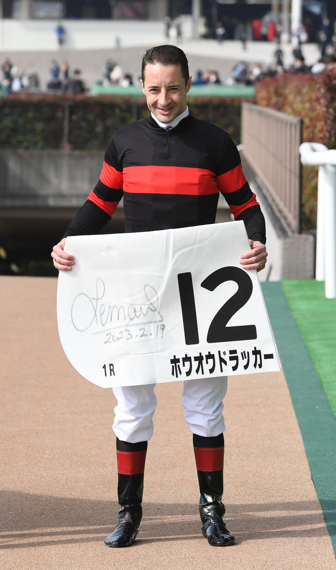 東京1R、ホウオウドラッカーで第1回東京競馬開催22勝目を挙げたルメール騎手（撮影・柴田隆二）