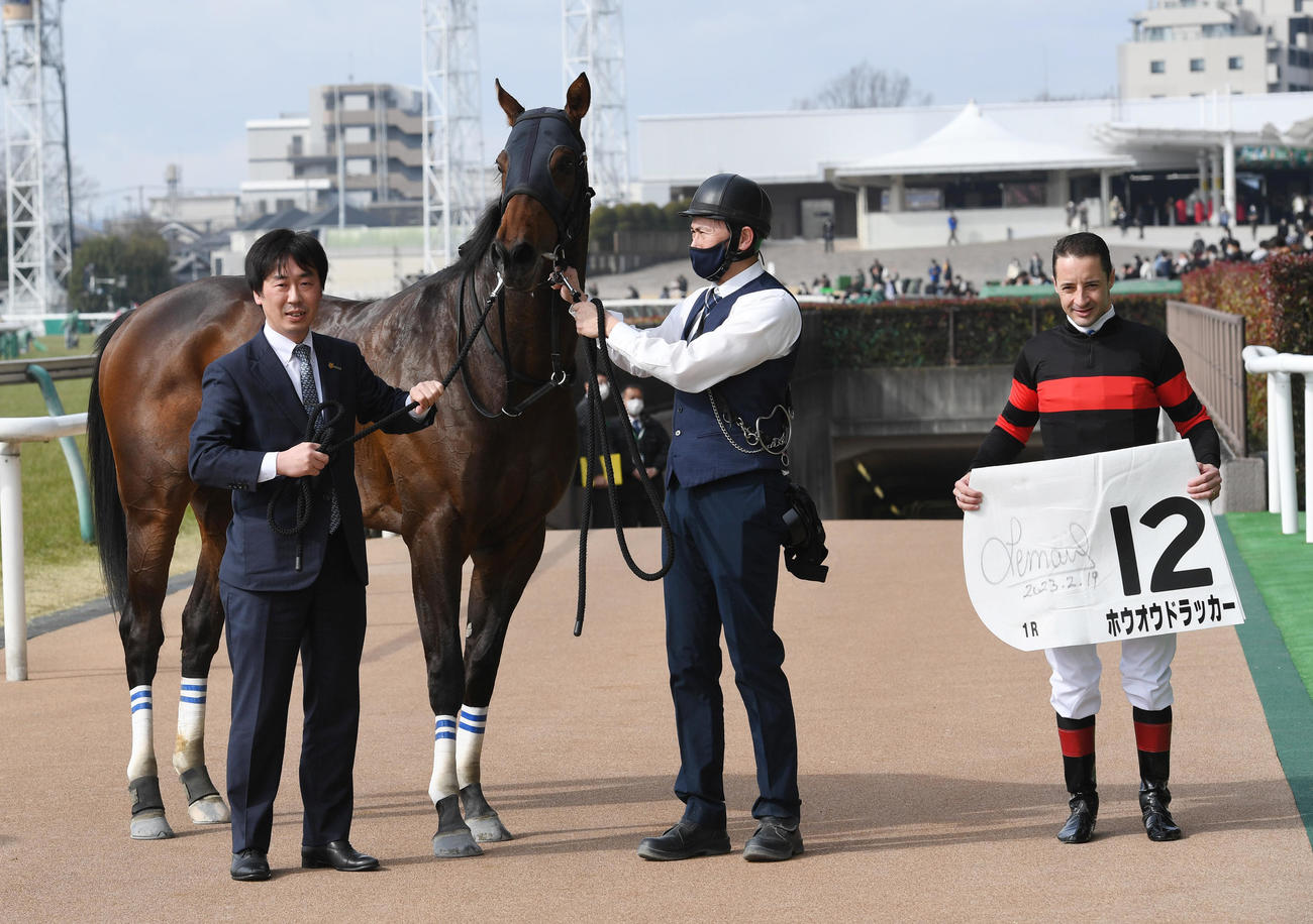 東京1Rを勝利したホウオウドラッカーとルメール騎手（右）、奥村武調教師（左）（撮影・柴田隆二）