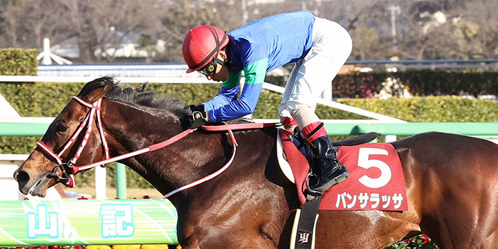 中山記念を逃げ切ったパンサラッサと吉田豊騎手＝2022年2月27日、中山競馬場