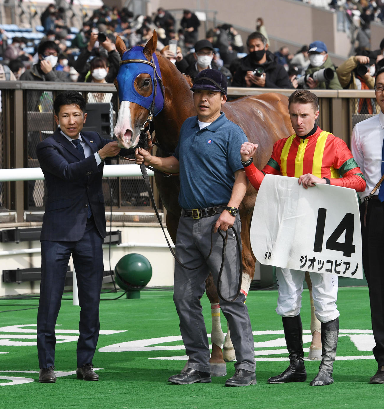 東京5R新馬戦を制したジオッコピアノとバシュロ騎手（右）、田中博調教師（左）（撮影・柴田隆二）