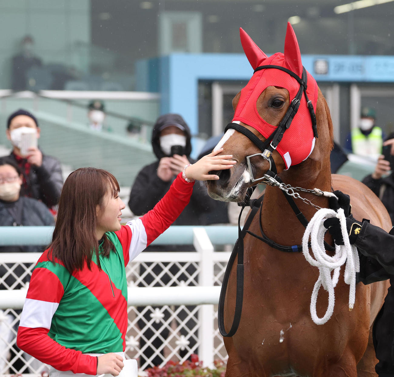 阪神4R新馬戦を制したフェリの鼻面をなでる永島騎手（撮影・白石智彦）