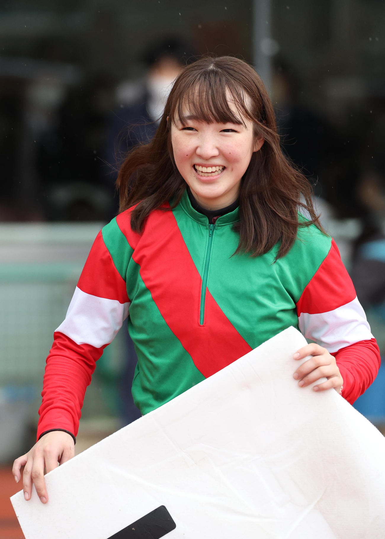 フェリで阪神4R新馬戦を制し、笑顔で口取り撮影に向かう永島騎手（撮影・白石智彦）
