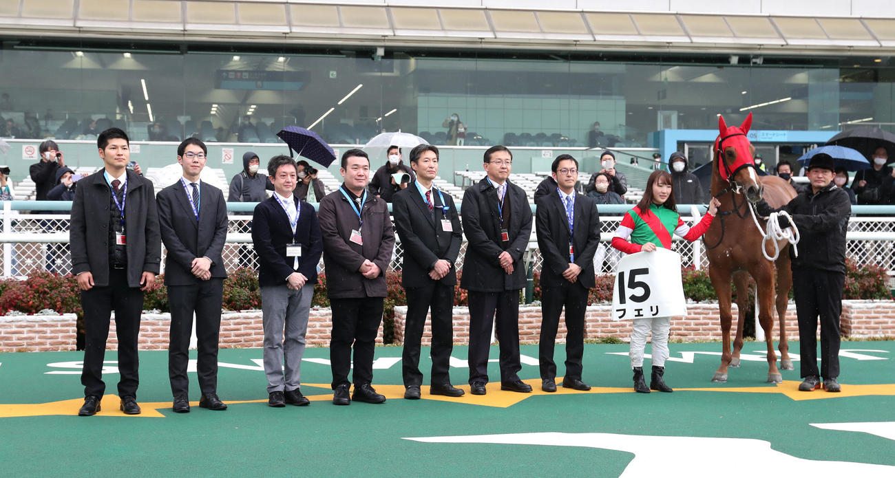 阪神4R新馬戦を制したフェリと口取りに並ぶ永島騎手（右から2人目）（撮影・白石智彦）