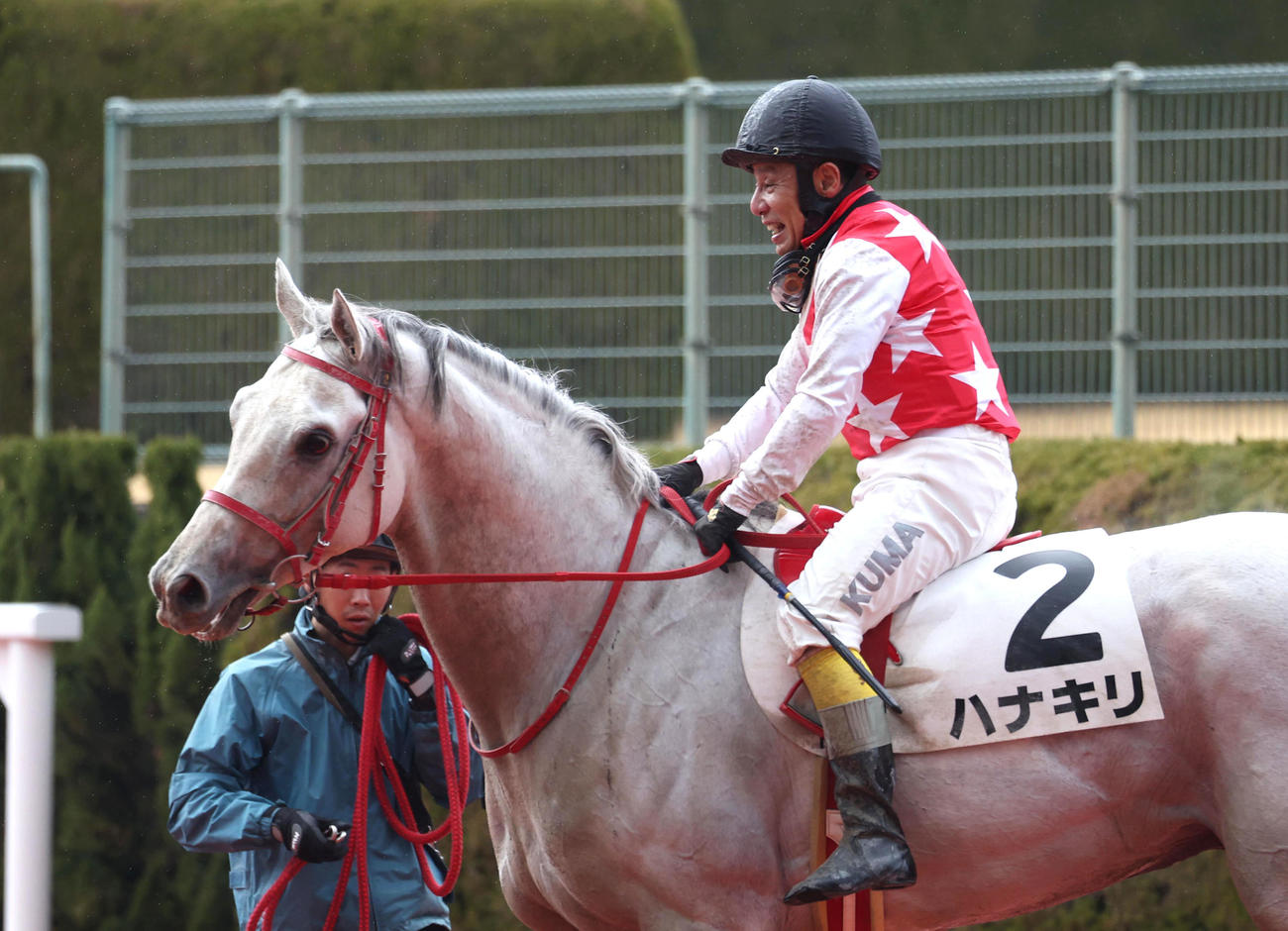 阪神7Rでハナキリに騎乗し、約1年ぶりの復帰レースを9着で終えて引き揚げる熊沢騎手（撮影・白石智彦）