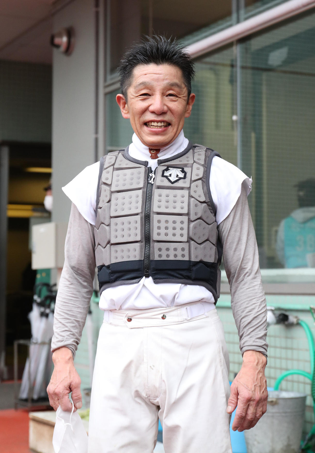 阪神7R、約1年ぶりの復帰レースを9着で終えて笑顔を見せる熊沢騎手（撮影・白石智彦）