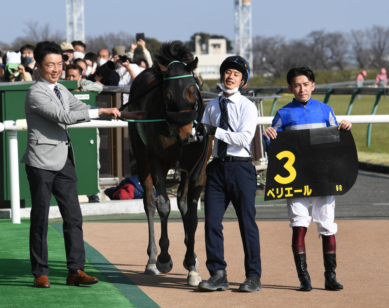 東京9R、ヒヤシンスSを制したペリエールと福永騎手（右）、黒岩調教師（左）（撮影・柴田隆二）