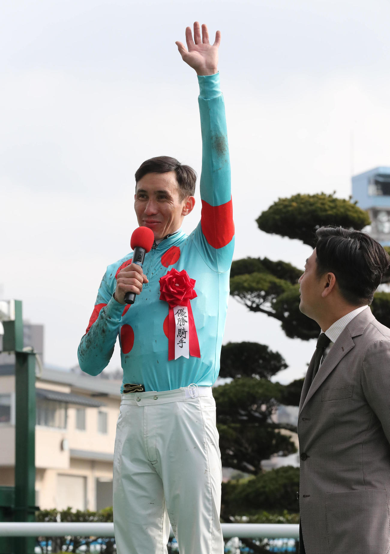 「武さんにアドバイスをもらった」と笑顔を見せるムルザバエフ騎手（撮影・梅根麻紀）